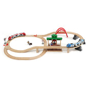 BRIO World Travel Switching Set összeállított vasúti pálya felülnézetből, két vonattal, piros híddal, zöld állomással és játékfigurákkal.