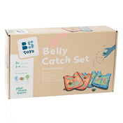 BS Toys Belly Catch Set ügyességi játék doboza, labdafogó mellényekkel és puha labdákkal 2–4 játékos számára.