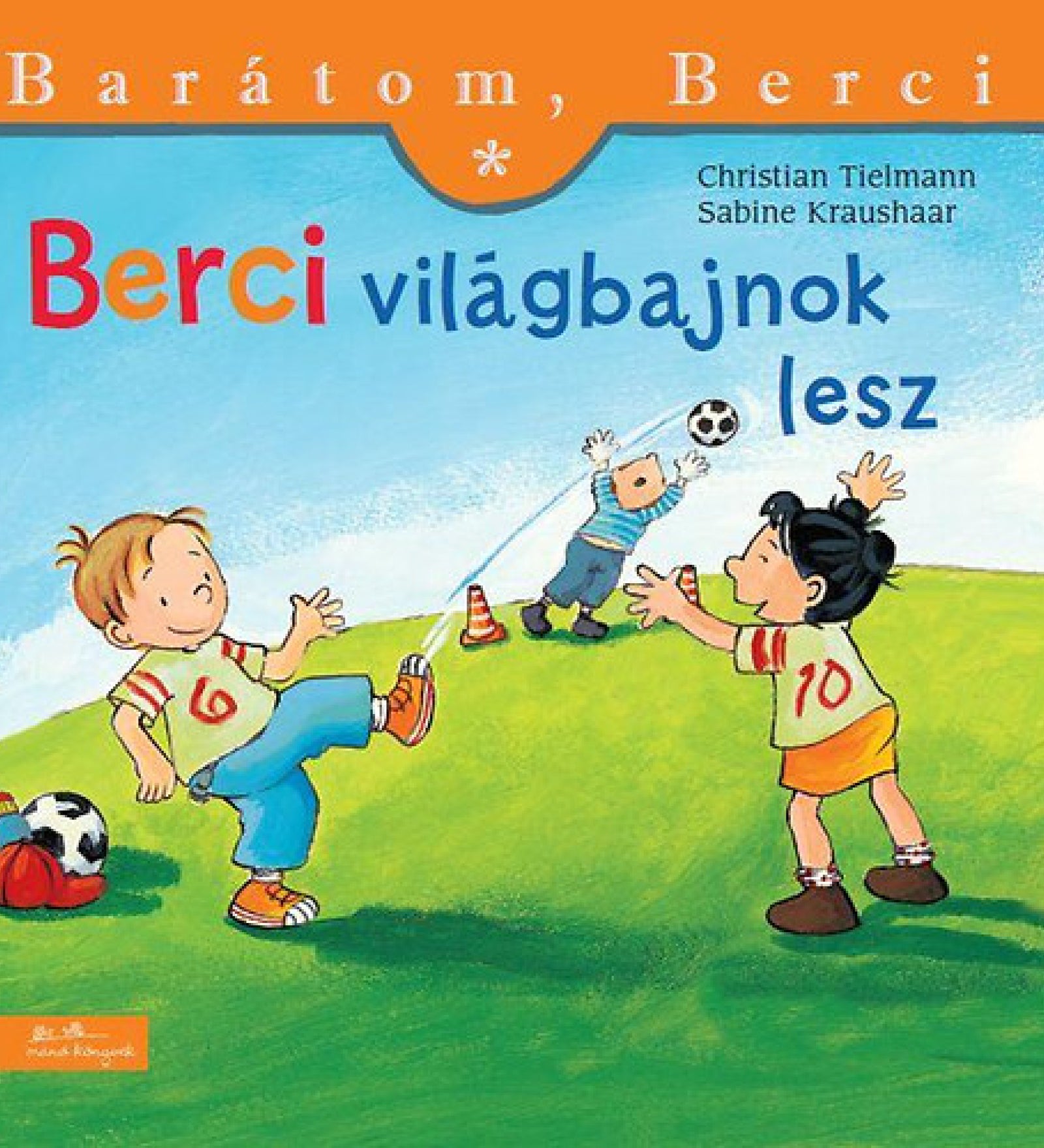 „Berci világbajnok lesz” című könyv borítója. A képen Berci épp focizik barátaival egy zöld mezőn, miközben elrúgja a labdát a kapura. A háttérben egy kapus a levegőbe ugrik, hogy elkapja a labdát, mellette egy lány játékosan próbálja elérni. A karakterek színes mezeket viselnek, a jelenet dinamikus és vidám hangulatú.