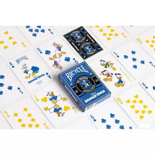 A Bicycle Donald Duck kártyapakli kiterítve, a lapokon Donald kacsa, Daisy és unokaöccsei láthatók, kék és sárga színű motívumokkal díszítve.