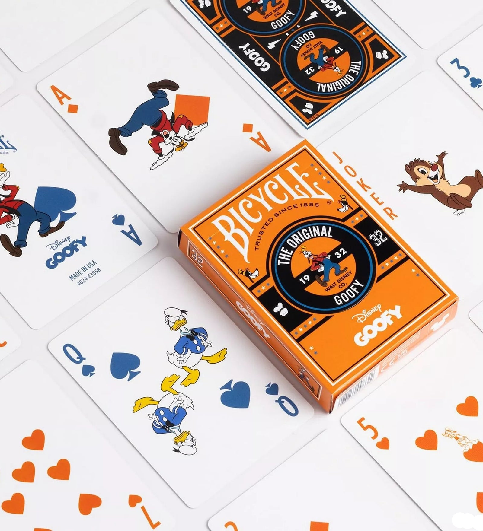 A Bicycle Disney Goofy kártyapakli doboza kirakott lapok között, melyeken Goofy, Donald kacsa és Chip karakterei láthatók vidám Disney-illusztrációkkal.