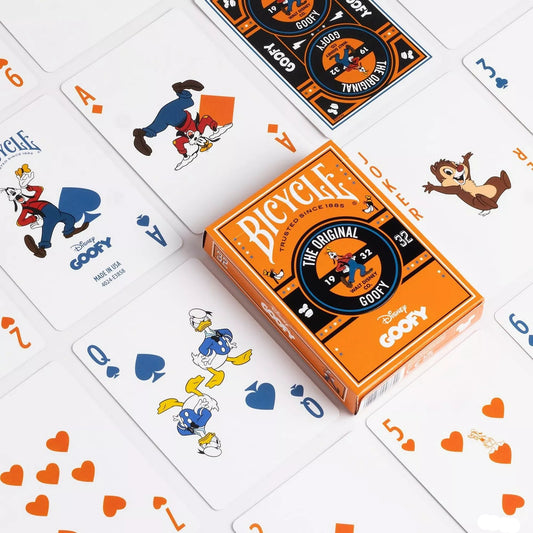 A Bicycle Disney Goofy kártyapakli doboza kirakott lapok között, melyeken Goofy, Donald kacsa és Chip karakterei láthatók vidám Disney-illusztrációkkal.