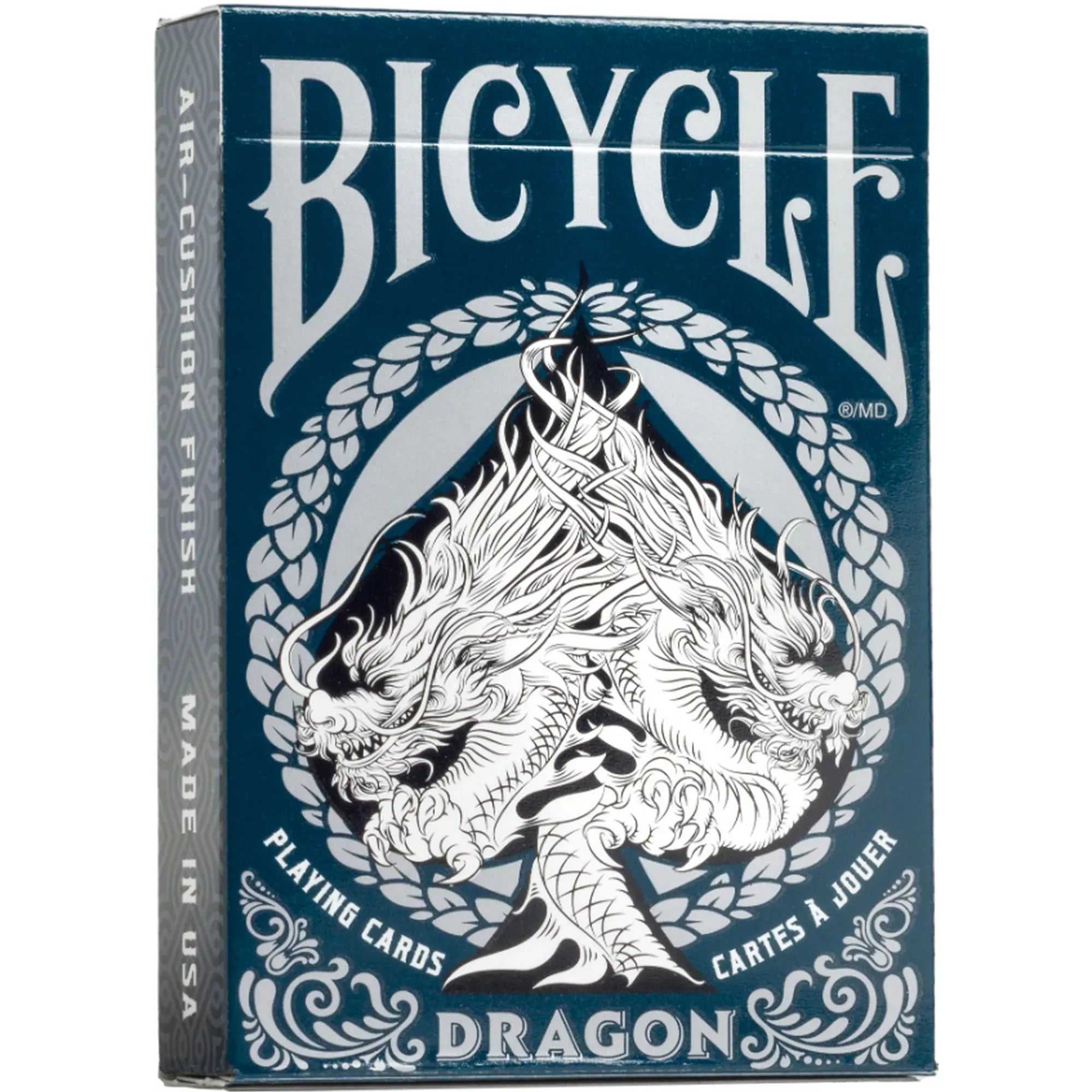 A Bicycle Dragon kártyapakli doboza sötétkék alapon, ezüstszínű sárkánymotívummal és a jellegzetes Bicycle logóval a tetején.