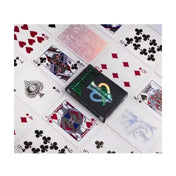 Gatorbacks holographic edition kártyapakli használat közben, szétterített francia kártyalapokkal és középen elhelyezett dobozzal.