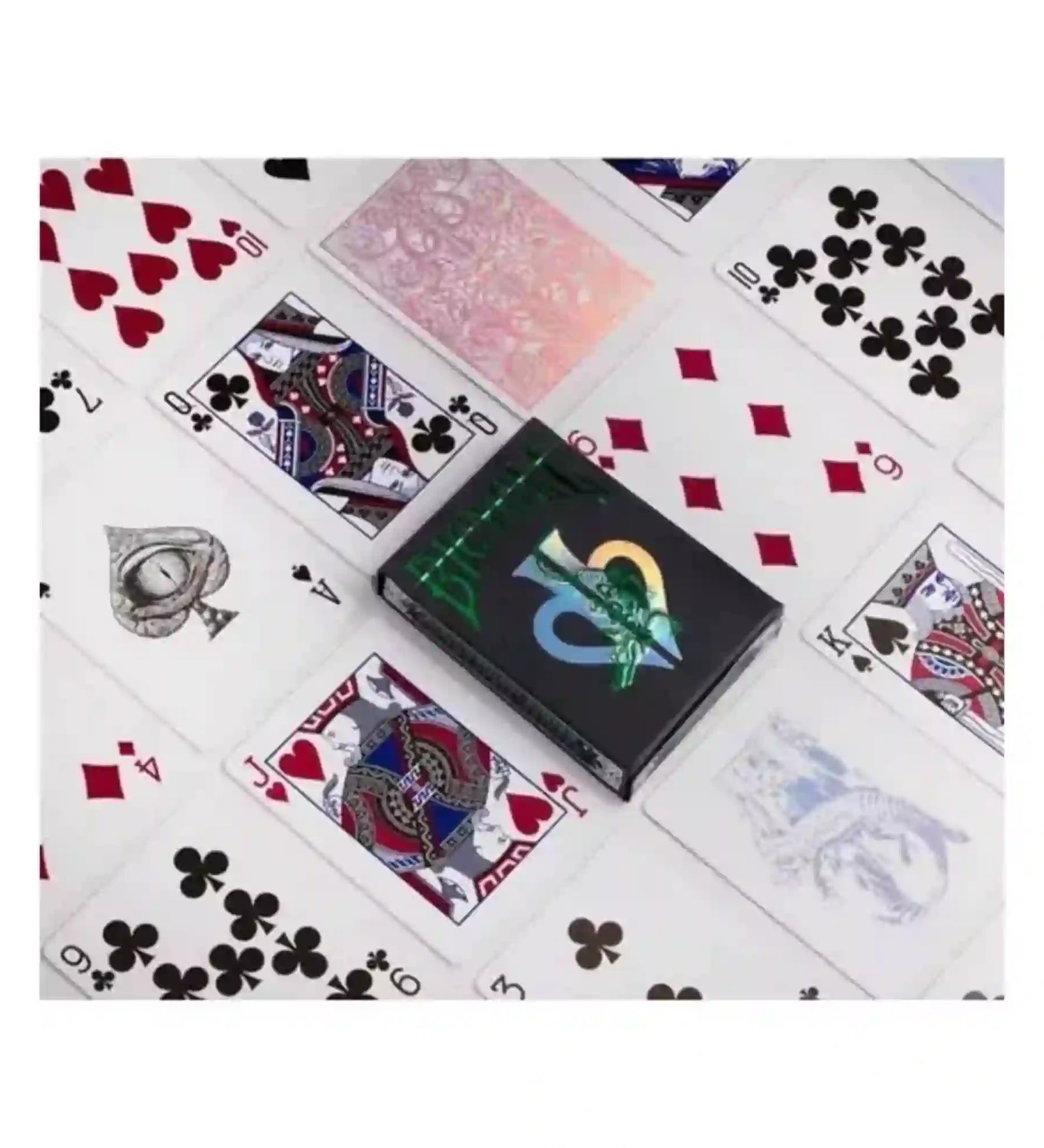Gatorbacks holographic edition kártyapakli használat közben, szétterített francia kártyalapokkal és középen elhelyezett dobozzal.