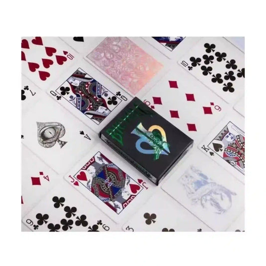 Gatorbacks holographic edition kártyapakli használat közben, szétterített francia kártyalapokkal és középen elhelyezett dobozzal.