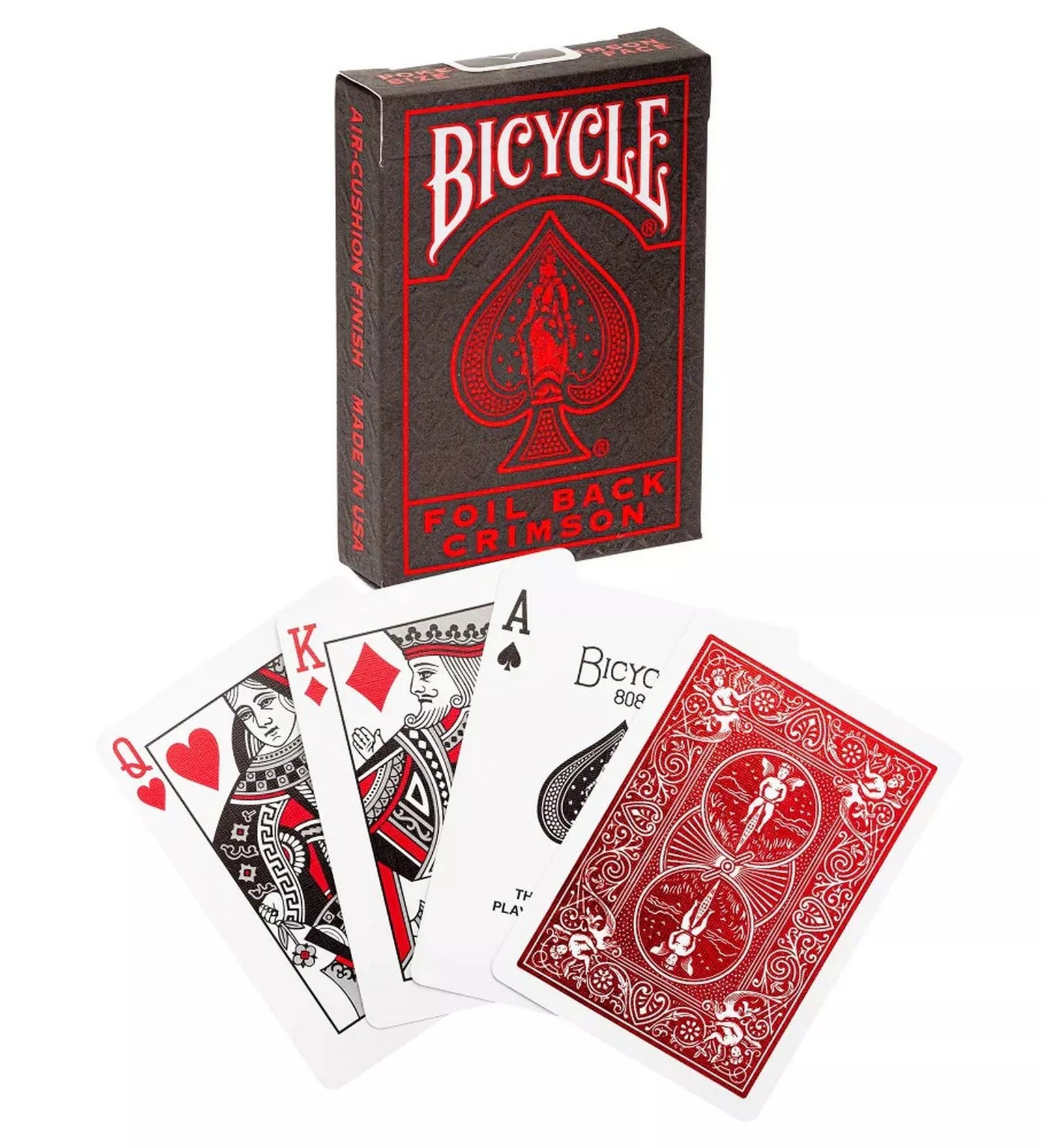 A Bicycle Foil Back Crimson kártyapakli doboza négy kirakott kártyalappal – köztük a pikk ász, a káró király, a kőr dáma és a piros, fényes hátlapú lap – elegáns elrendezésben.