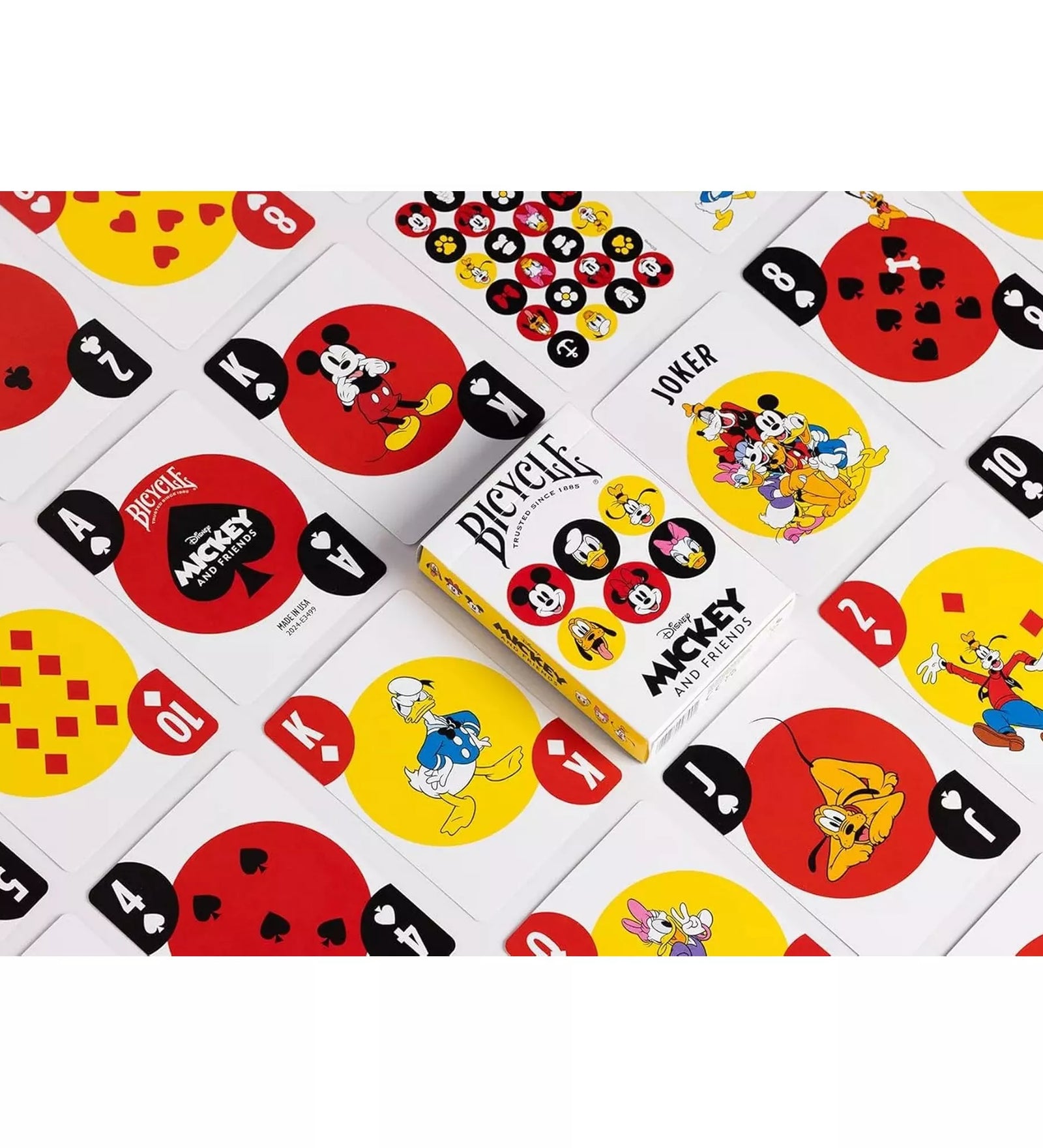 A Bicycle Disney Mickey and Friends kártyapakli kirakott lapokkal, melyeken a klasszikus Disney karakterek – Mickey, Donald, Goofy, Pluto és társaik – szerepelnek vidám, színes stílusban.