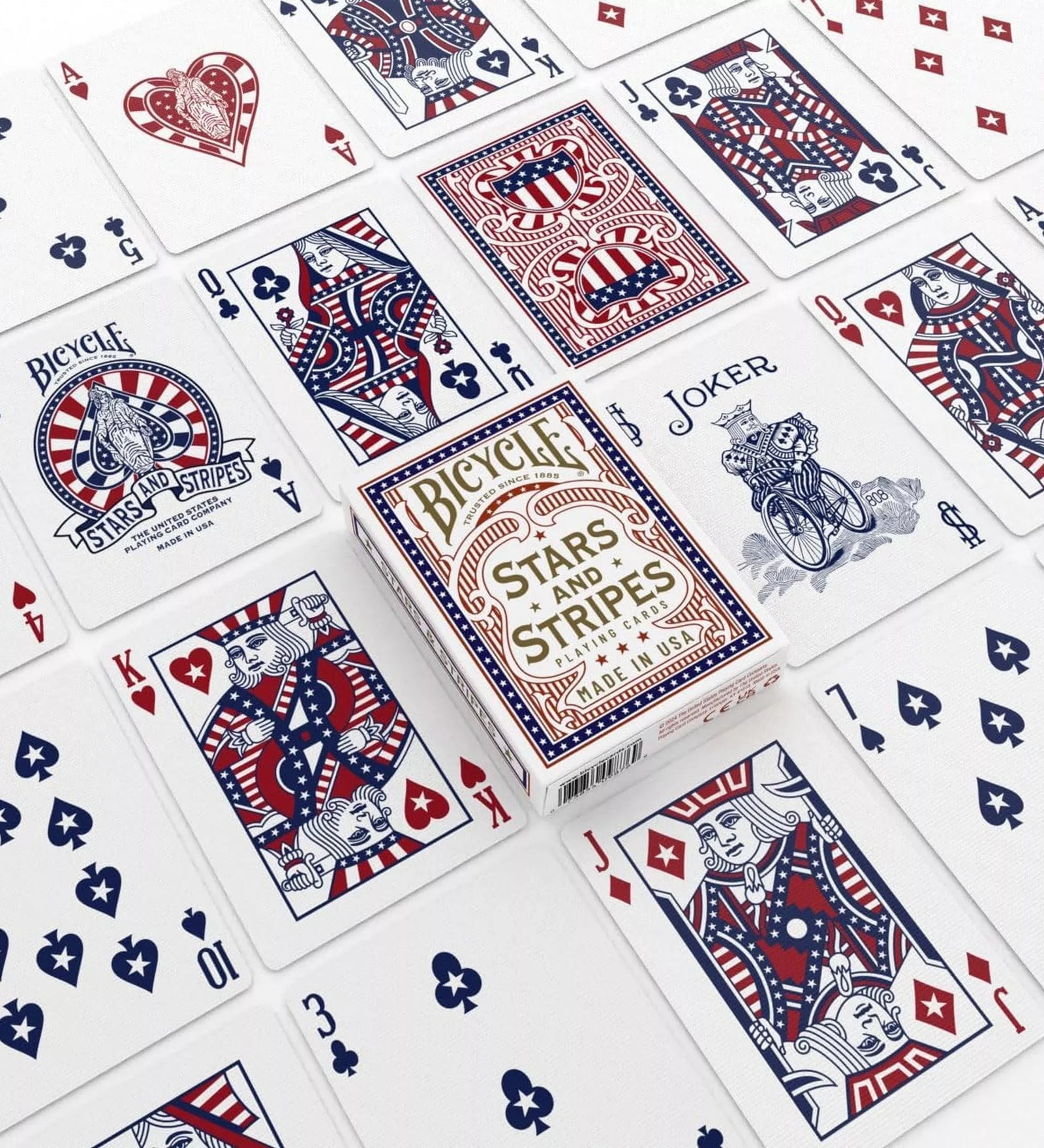 A Bicycle Stars and Stripes kártyapakli doboza kirakott lapok között, amerikai zászló ihlette piros, fehér és kék mintákkal, hazafias stílusban.