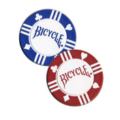 A képen két Bicycle márkájú pókerzseton látható, egy kék és egy piros színű. Mindkettő klasszikus kialakítású, középen fehér mezőben szerepel a jól ismert Bicycle logó. A zsetonok peremén a négy kártyaszín (kör, káró, treff, pikk) stilizált jelei jelennek meg, ami még inkább kiemeli a póker tematikát. A zsetonok precízen kidolgozottak, ideálisak Texas Hold’em és egyéb kártyajátékokhoz, igazi kaszinóélményt nyújtanak otthon is.