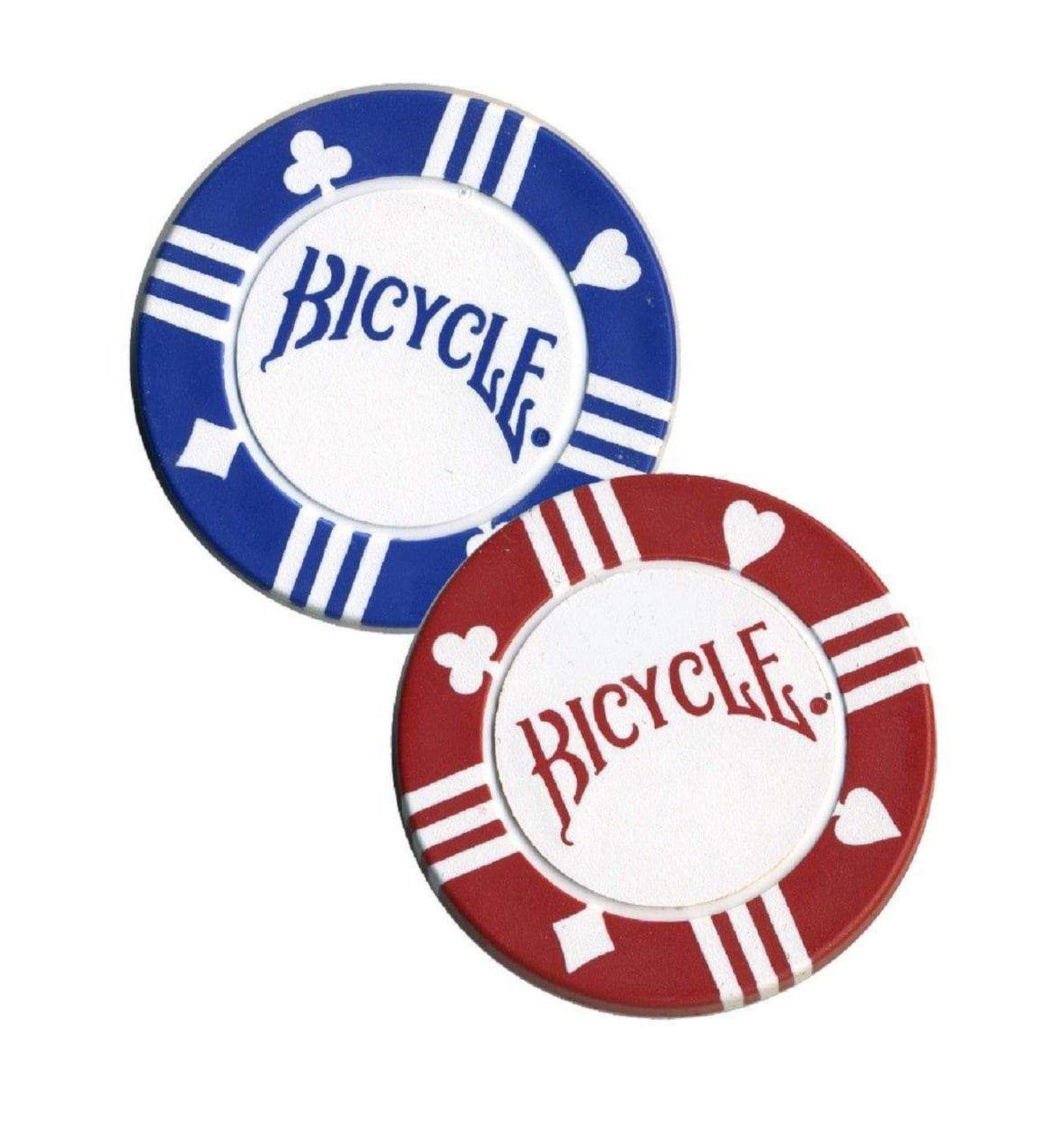A képen két Bicycle márkájú pókerzseton látható, egy kék és egy piros színű. Mindkettő klasszikus kialakítású, középen fehér mezőben szerepel a jól ismert Bicycle logó. A zsetonok peremén a négy kártyaszín (kör, káró, treff, pikk) stilizált jelei jelennek meg, ami még inkább kiemeli a póker tematikát. A zsetonok precízen kidolgozottak, ideálisak Texas Hold’em és egyéb kártyajátékokhoz, igazi kaszinóélményt nyújtanak otthon is.