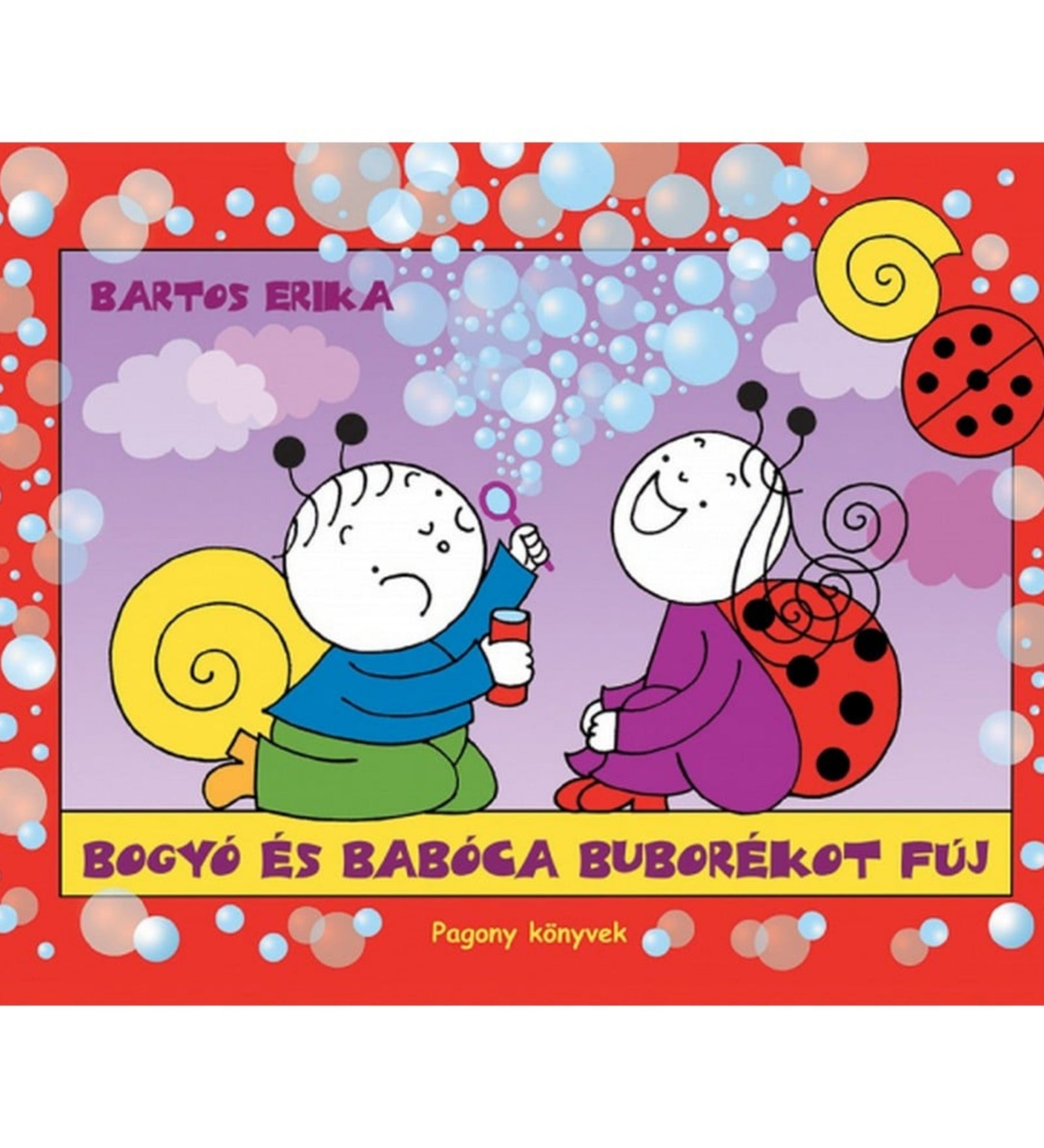 A „Bogyó és Babóca buborékot fúj” című mesekönyv borítója, amelyen a csigafiú Bogyó buborékfújóval játszik, míg a katicakislány Babóca vidáman nézi, színes buborékokkal és piros keretben.