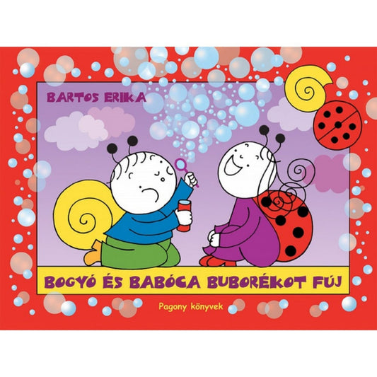 A „Bogyó és Babóca buborékot fúj” című mesekönyv borítója, amelyen a csigafiú Bogyó buborékfújóval játszik, míg a katicakislány Babóca vidáman nézi, színes buborékokkal és piros keretben.