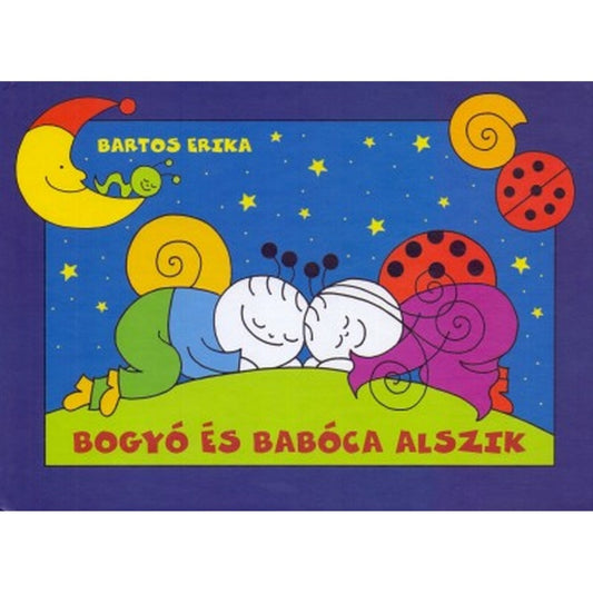„Bogyó és Babóca alszik” című gyerekkönyv borítója, éjszakai égbolttal, csillagokkal és holdacskával, középen a takaró alatt alvó Bogyóval és Babócával.