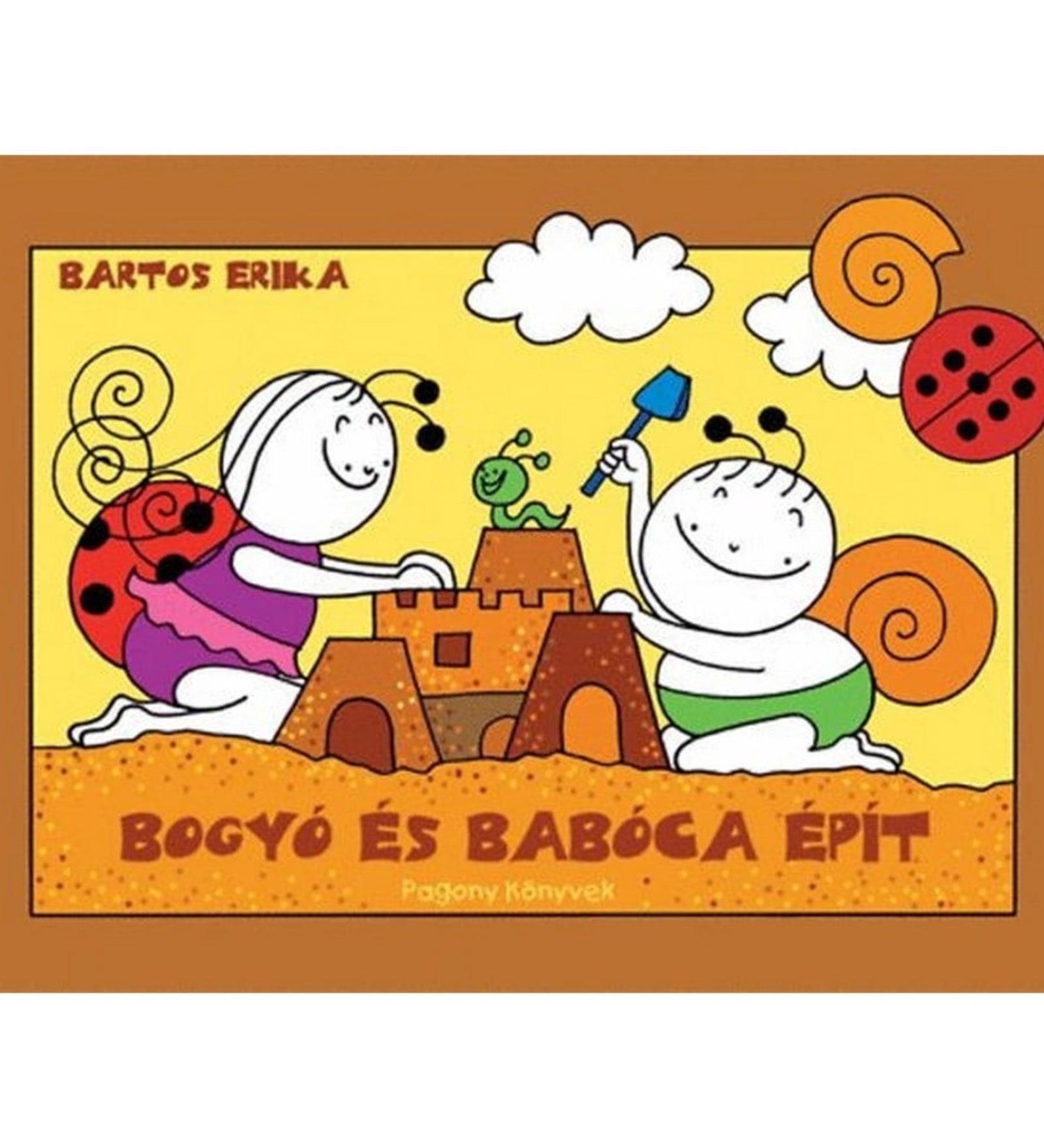 A „Bogyó és Babóca épít” című könyv borítója, amelyen Babóca és Bogyó homokvárat építenek mosolyogva, nyári hangulatban, sárga háttérrel és barna keretben.