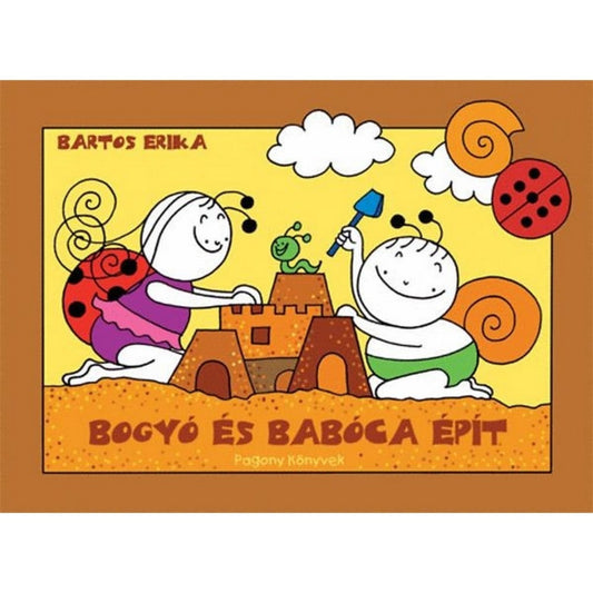 A „Bogyó és Babóca épít” című könyv borítója, amelyen Babóca és Bogyó homokvárat építenek mosolyogva, nyári hangulatban, sárga háttérrel és barna keretben.
