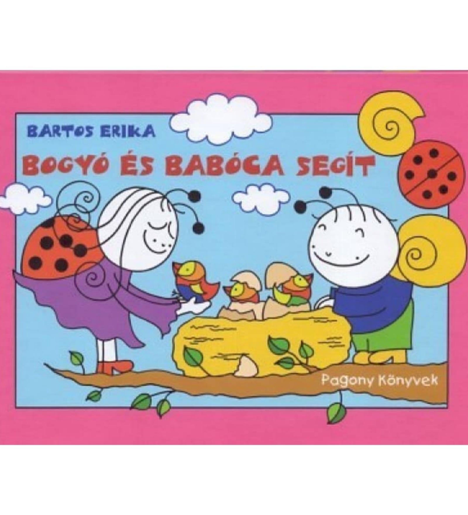 A „Bogyó és Babóca segít” című könyv borítója, amelyen Babóca katicalány és Bogyó csigafiú kis madárfiókákat gondoznak egy fészekben, rózsaszín háttérrel és felhős éggel.