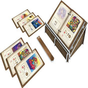 Books of Time társasjáték különleges, állványra helyezett könyve, amelybe játék közben különféle képességeket biztosító oldalakat helyezhetnek a játékosok.
