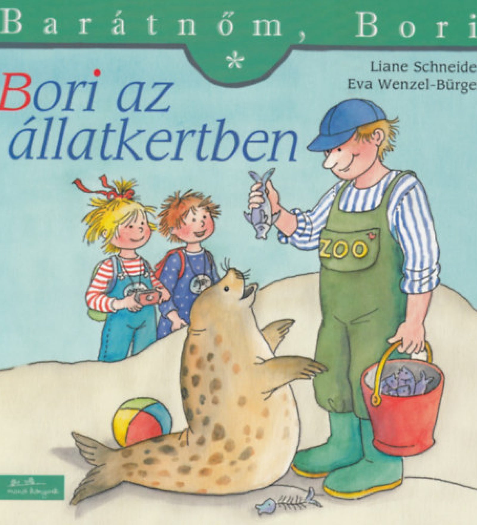 „Bori az állatkertben” borító – Bori és egy barátja izgatottan figyelik, ahogy egy gondozó halat ad egy fókának. A háttérben színes labda és vödör, az előtérben a fóka állva várja a jutalmat.