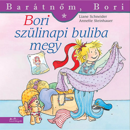 A „Bori szülinapi buliba megy” című gyerekkönyv borítója, amelyen Bori örömmel tart egy lila kendőt a kezében, miközben beöltözik egy jelmezbe a szobájában, plüssfigurák és játékok társaságában.
