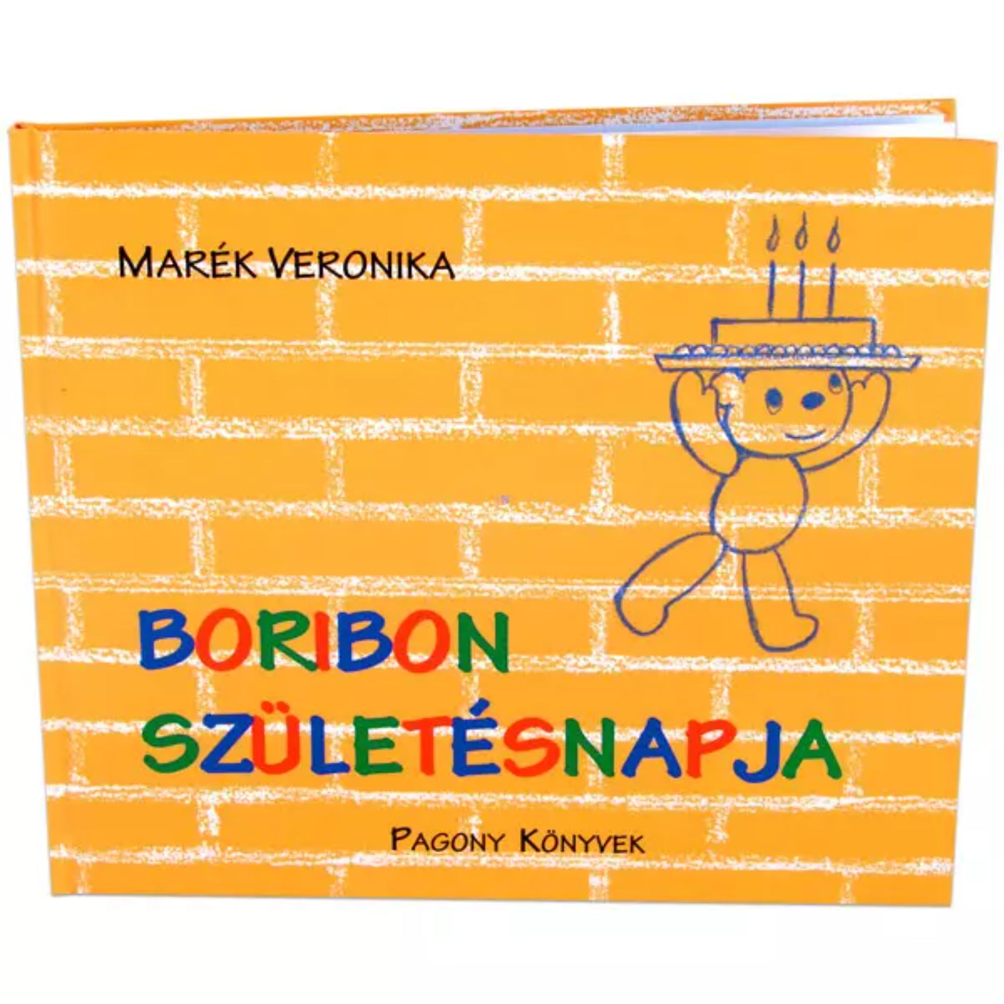 Marék Veronika 'Boribon születésnapja' című könyvének borítója, amely narancssárga, téglafal-mintás háttérrel és egyszerű, kék vonalakkal rajzolt figurával díszített. A figura egy tortát tart a kezében, amelyen gyertyák égnek. A cím színes betűkkel van írva, a 'Pagony Könyvek' kiadó logója alul található.