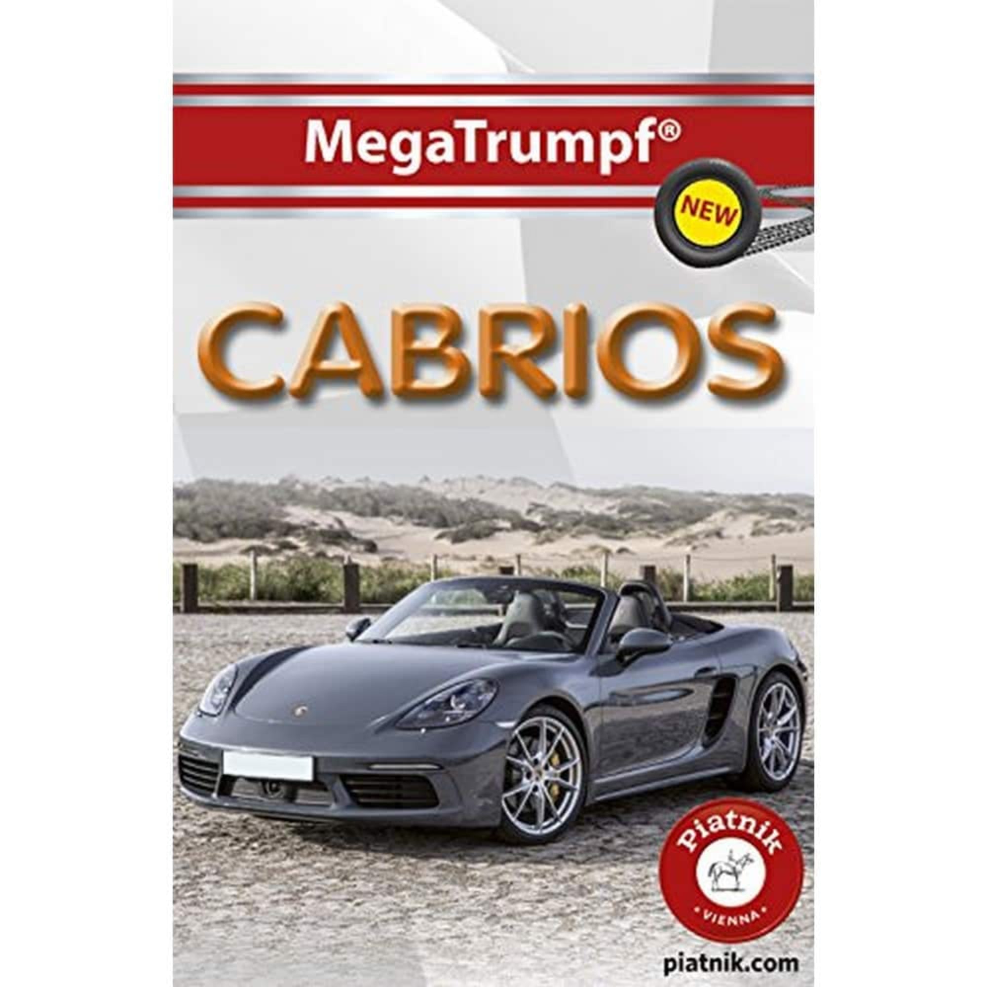 A képen a MegaTrumpf „Cabrios” kvartett kártyajáték doboza látható. A borítón egy elegáns, szürke Porsche kabrió díszeleg, lenyitott tetővel, egy tengerparti, homokos háttér előtt. A doboz tetején piros csíkkal kiemelve szerepel a sorozat neve, a „MegaTrumpf® NEW” logóval. A „CABRIOS” felirat nagy, arany betűkkel hívja fel a figyelmet a játék témájára – stílusos, nyitott tetejű autókra. A jobb alsó sarokban a Piatnik logó található, amely a gyártót jelöli.