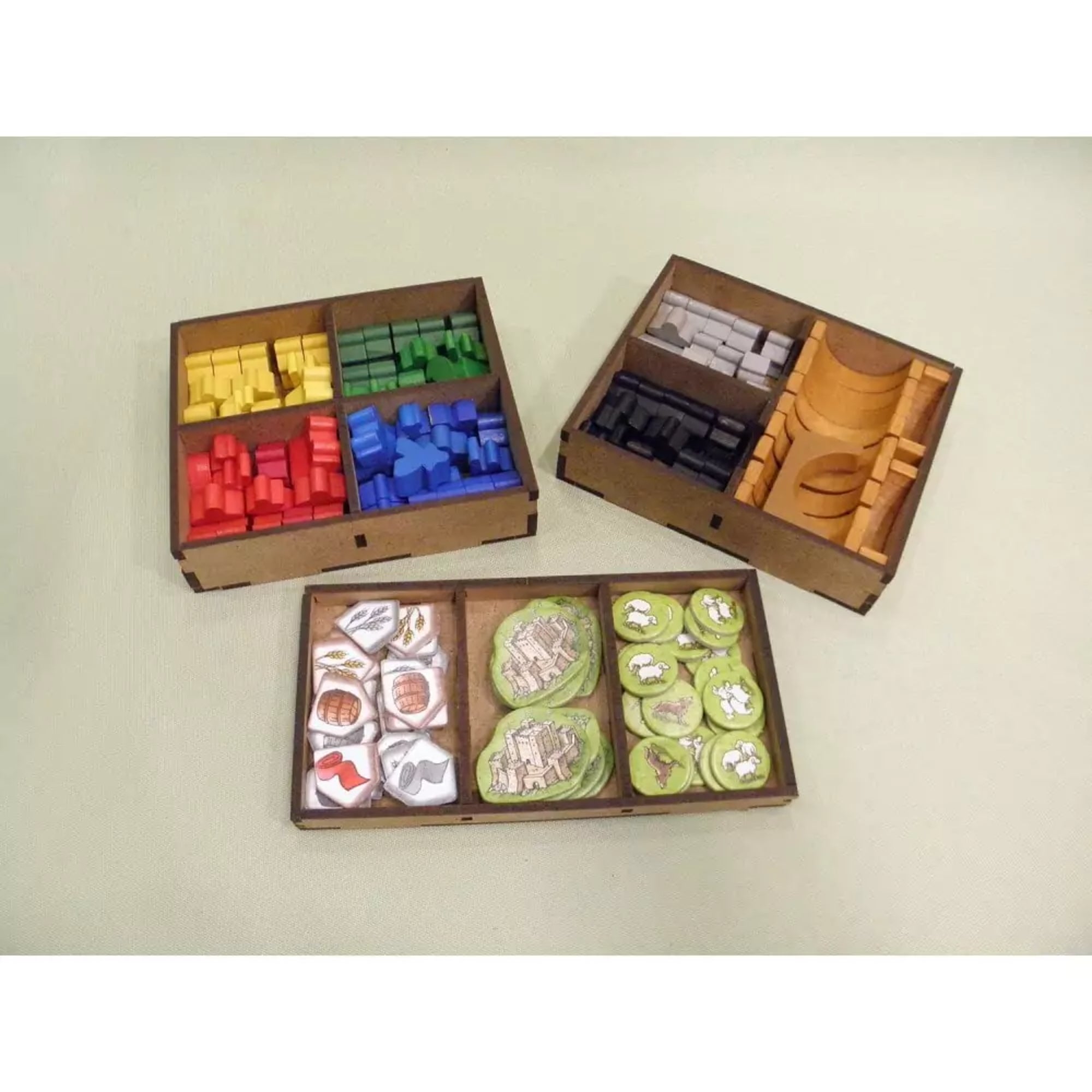 Carcassonne társasjáték fa rendszerező részletes nézet – rekeszekben elhelyezett meeple figurák, fal elemek és tokenek.