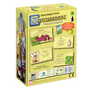 A Carcassonne Prințesa și dragonul kiegészítő dobozának hátoldala, bemutatva az új játékmechanikákat: a sárkány, aki meeple-öket üldöz, a tündér, aki védelmet nyújt, a hercegnő, aki lovagokat távolít el, és a varázskijáratok, amelyek stratégiai elhelyezést biztosítanak.