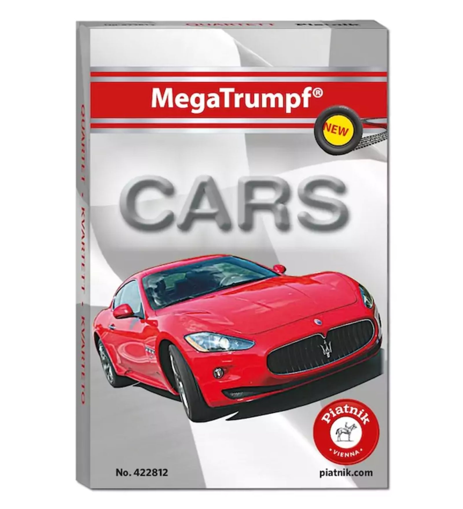 A képen a MegaTrumpf „CARS” kvartettkártya csomag borítója látható. A doboz előterében egy elegáns, piros Maserati sportautó díszíti a grafikát, amely a gyorsaságot és a luxust sugallja. A felső részen a piros sávban a „MegaTrumpf®” felirat, mellette pedig egy kis „NEW” ikon található, jelezve, hogy új kiadásról van szó. A csomag alsó sarkában a Piatnik logója tűnik fel, amely a minőségi kártyajátékok garanciája. A háttér letisztult, szürke árnyalatú, ami még jobban kiemeli a piros autót.