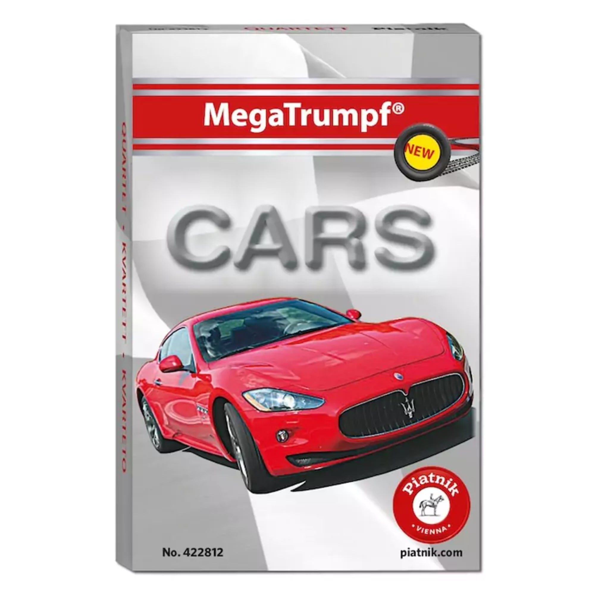 A képen a MegaTrumpf „CARS” kvartettkártya csomag borítója látható. A doboz előterében egy elegáns, piros Maserati sportautó díszíti a grafikát, amely a gyorsaságot és a luxust sugallja. A felső részen a piros sávban a „MegaTrumpf®” felirat, mellette pedig egy kis „NEW” ikon található, jelezve, hogy új kiadásról van szó. A csomag alsó sarkában a Piatnik logója tűnik fel, amely a minőségi kártyajátékok garanciája. A háttér letisztult, szürke árnyalatú, ami még jobban kiemeli a piros autót.