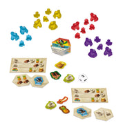 A Catan Junior társasjáték tartozékai, köztük hajók, kalózerődök, kártyák, dobókocka és egyéb játékelemek.