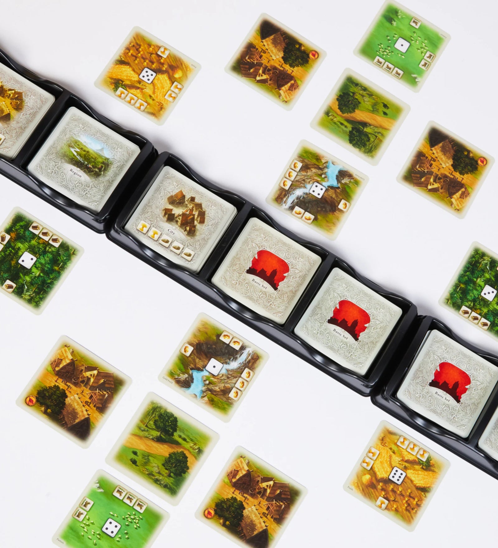 A képen a "Catan: A párbaj" kártyajáték játékelemei láthatóak amelyek stilusos elrendezéssel jelennek meg. A kártyák, amelyeken különböző településeket, erőforrásokat és egyéb fontos elemeket találunk, stratégiai döntések meghozatalára szolgálnak.
A kártyákon a barna, zöld és vörös szín dominál. 