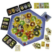 A Catan – Lovagok és városok kiegészítő társasjáték kinyitott játéktáblája hatszögletű mezőkkel, kártyákkal, kockákkal és különböző színű játékosbábukkal.