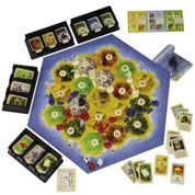 A Catan – Lovagok és városok kiegészítő társasjáték kinyitott játéktáblája hatszögletű mezőkkel, kártyákkal, kockákkal és különböző színű játékosbábukkal.