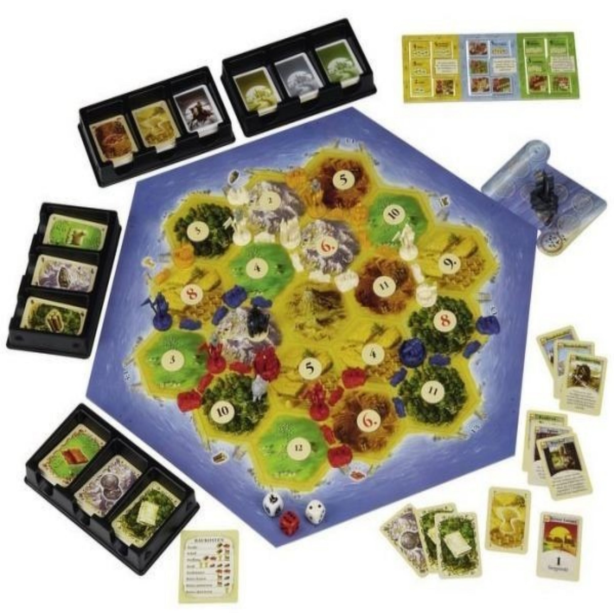 A Catan – Lovagok és városok kiegészítő társasjáték kinyitott játéktáblája hatszögletű mezőkkel, kártyákkal, kockákkal és különböző színű játékosbábukkal.