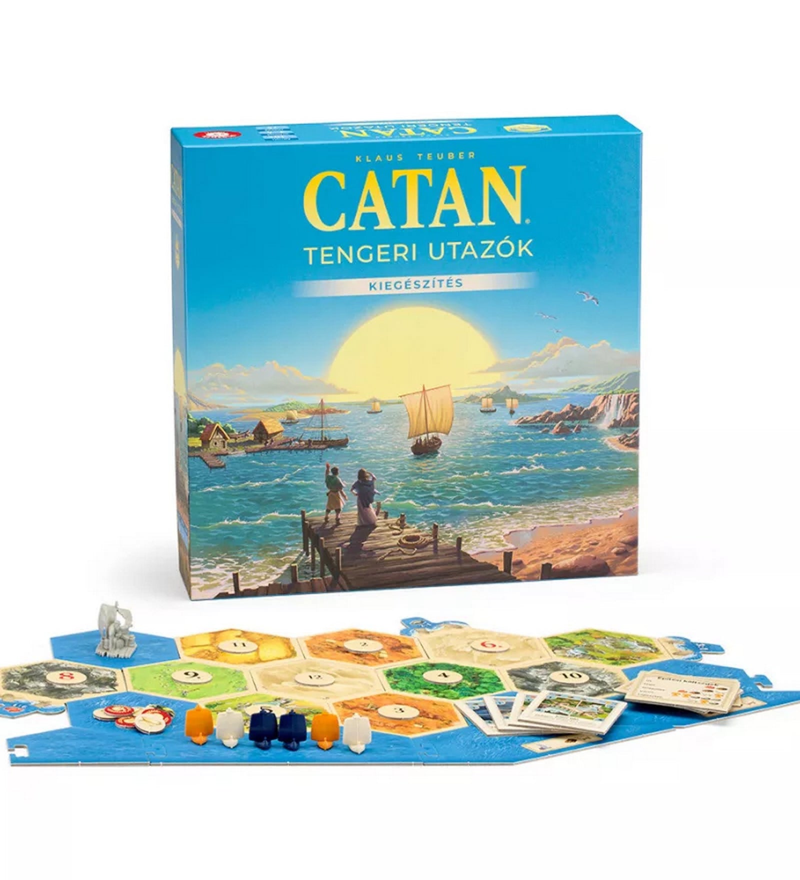 Catan – Tengeri utazók kiegészítő – a társasjáték doboza és a játékelemek, tengeri térképlapokkal és hajókkal.