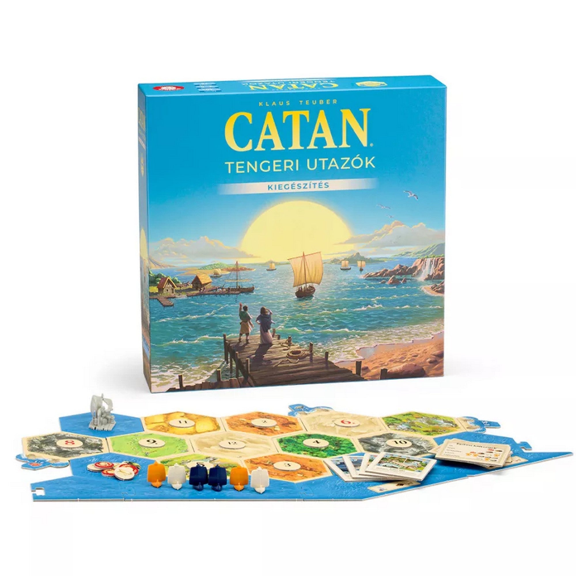 Catan – Tengeri utazók kiegészítő – a társasjáték doboza és a játékelemek, tengeri térképlapokkal és hajókkal.