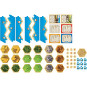 A Catan telepesei 2025-ös kiadásának játékelemei: tengeri szegélylapkák, hatszögű mezők, számkorongok, játékoskártyák és különböző színű kiegészítők.