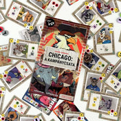 Chicago: A kampánycsata társasjáték doboza középen, körülötte sokféle karakterkártya és játékelem, részletes grafikákkal és ikonokkal.