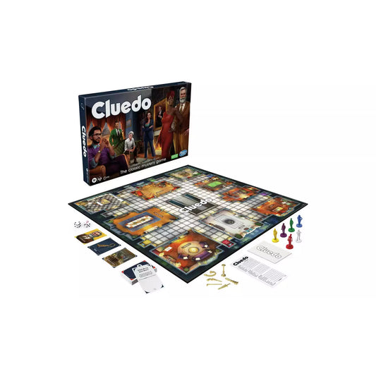 A Cluedo játék doboza és a játéktábla szögből fotózva, a karakterek, fegyverek és kártyák elrendezve.