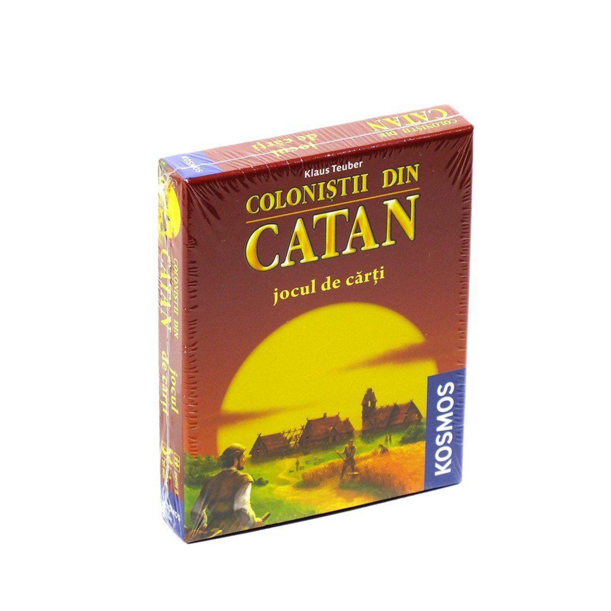 A képen a „Catan – Kártyajáték” román nyelvű kiadása látható („Coloniștii din Catan – jocul de cărți”). A doboz sötétvörös alapszíne és a klasszikus naplementés Catan-illusztráció azonnal felismerhető. A borítón egy telepes alak és egy falu sziluettje tűnik fel, a doboz oldalán pedig a „Kosmos” kiadó logója látható. Ez a kompakt kártyajáték ideális választás a népszerű Catan univerzum rajongóinak, akik utazás közben vagy rövidebb játékidőre keresnek alternatívát.