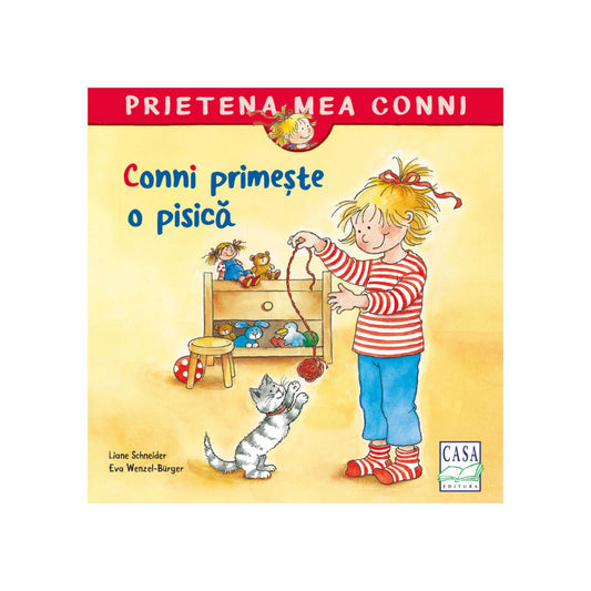 „Prietena mea Conni – Conni primește o pisică könyv borítója, amelyen Conni piros-fehér csíkos felsőben játszik egy szürke kiscicával, háttérben játékokkal teli láda.”