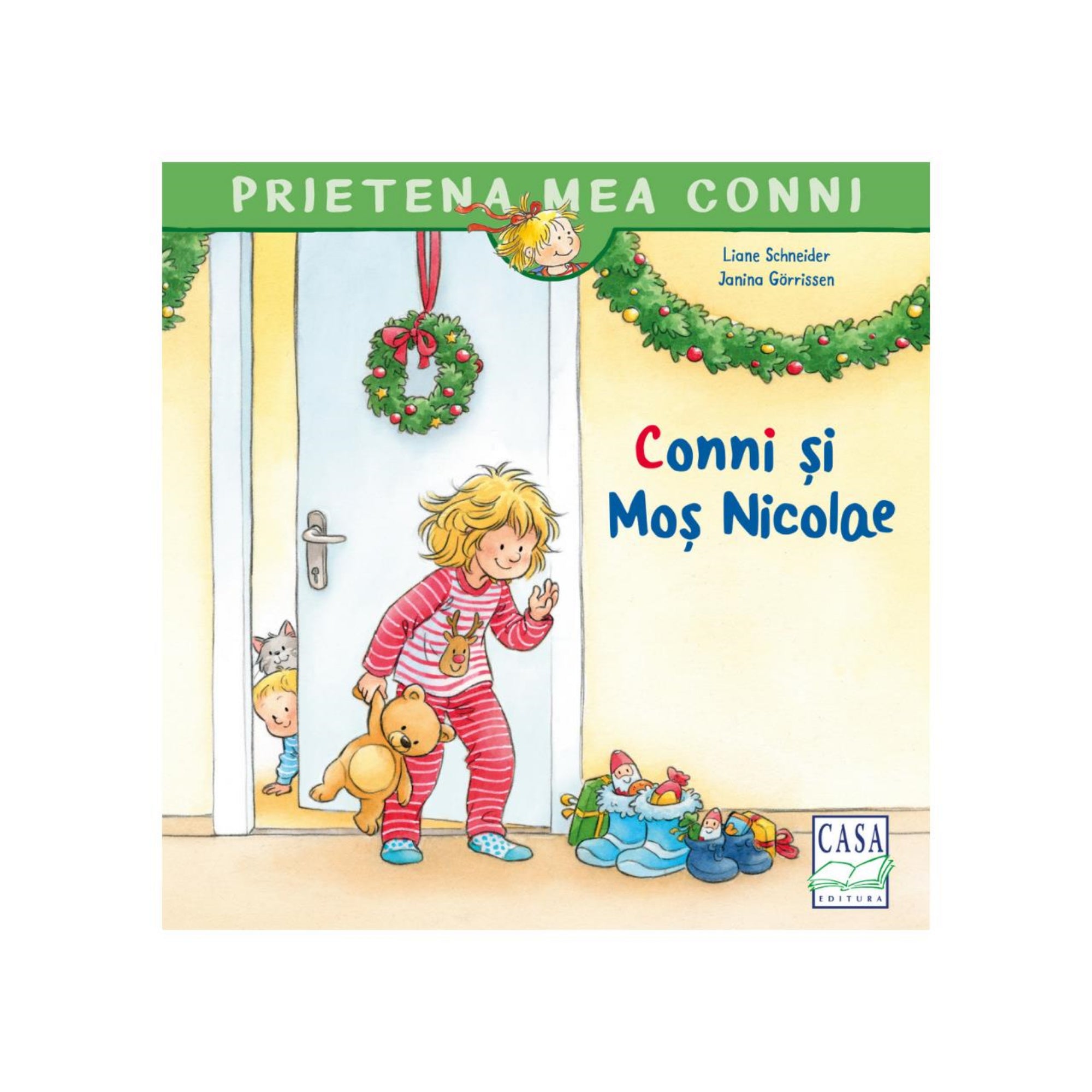 „Prietena mea Conni – Conni și Moș Nicolae könyv borítója, amelyen Conni pizsamában, kezében plüssmackóval örömmel nézi a csizmákba tett ajándékokat, karácsonyi díszekkel a háttérben.”