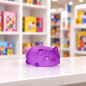 Cool Mix Super Gel lila cica stresszlevezető játék – áttetsző zselés macskafigura fehér asztalon, játékbolti környezetben
