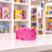 Cool Mix Super Gel rózsaszín cica stresszlevezető játék – áttetsző zselés macskafigura fehér asztalon, játékbolti környezetben