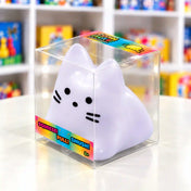 Cool Mix squishy puha és rugalmas squishy stresszlevezető labda, 6 cm – fehér, cica formájú játék fekete szemekkel, orral és bajusszal, átlátszó dobozban, játékbolti környezetben.