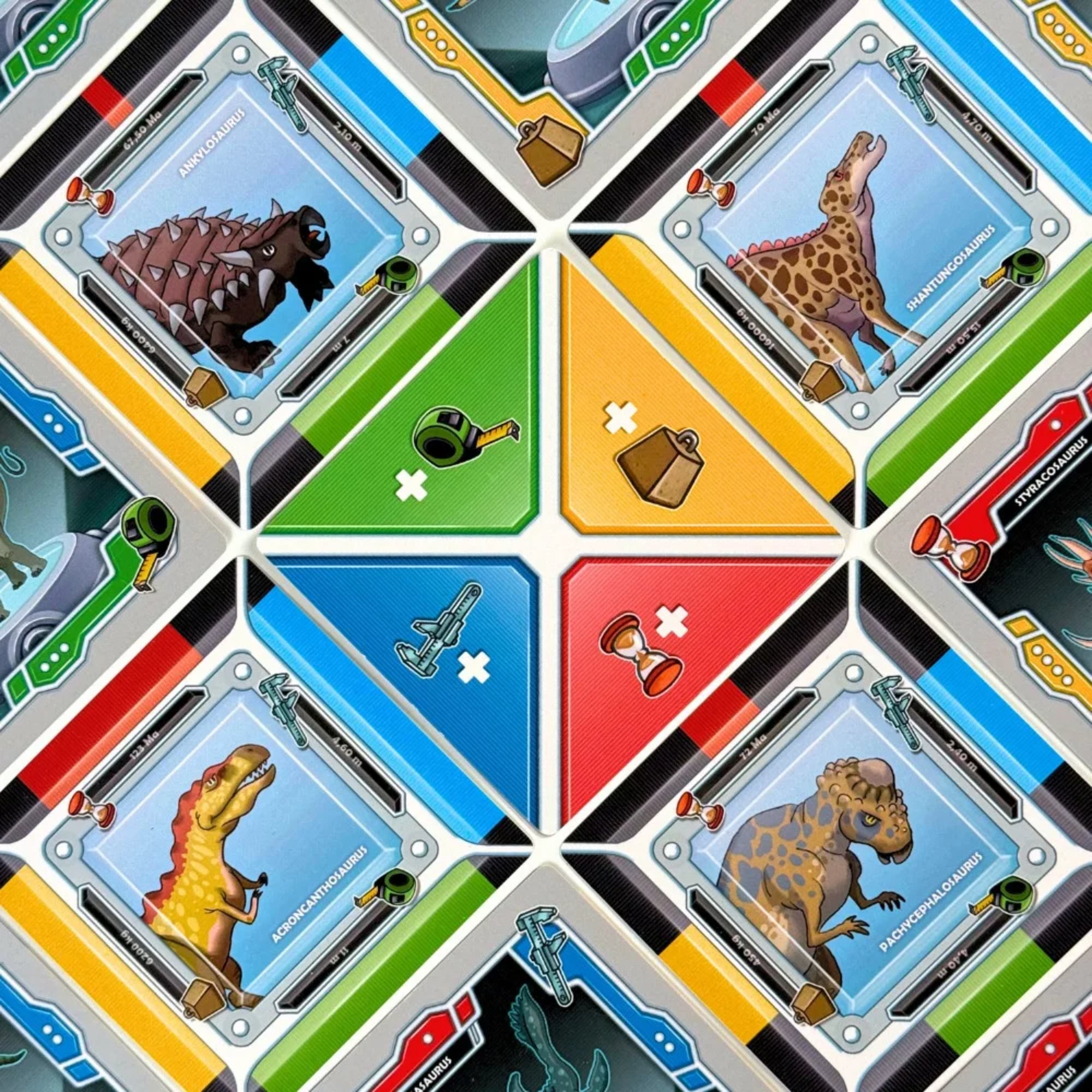 Dinótéka társasjáték játékkártyái dinoszauruszok illusztrációival és színes játékelemekkel.