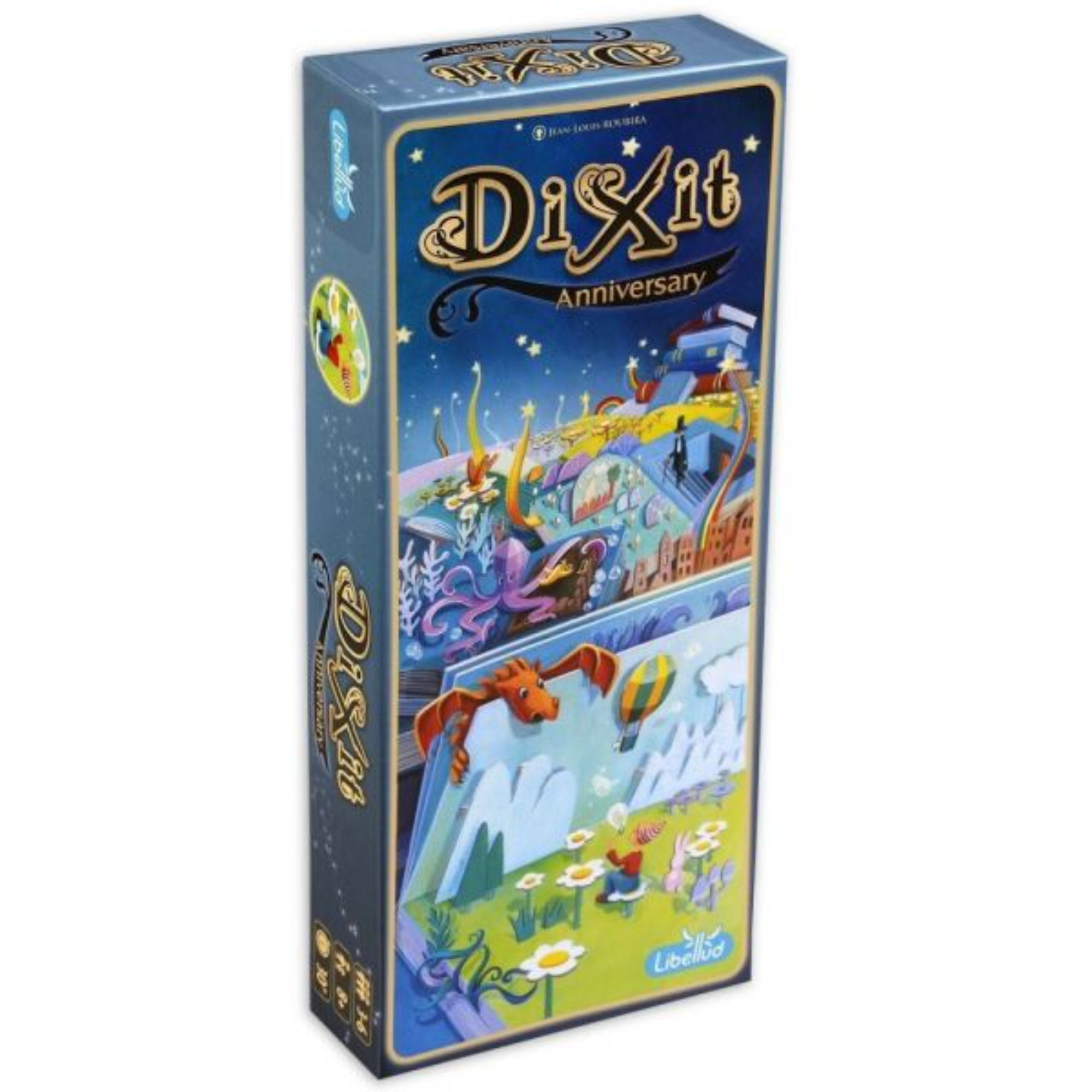 A Dixit Anniversary társasjáték doboza, amely mellett egy pakli játékkártya és néhány színes, művészi illusztrációval ellátott kártya látható. A doboz kék színű, mesebeli jelenetekkel díszített borítóján varázslatos világok, például egy repülő sárkány és egy léggömb jelenik meg. A kártyák változatos, részletgazdag grafikái a játék kreatív és fantáziadús jellegét tükrözik.