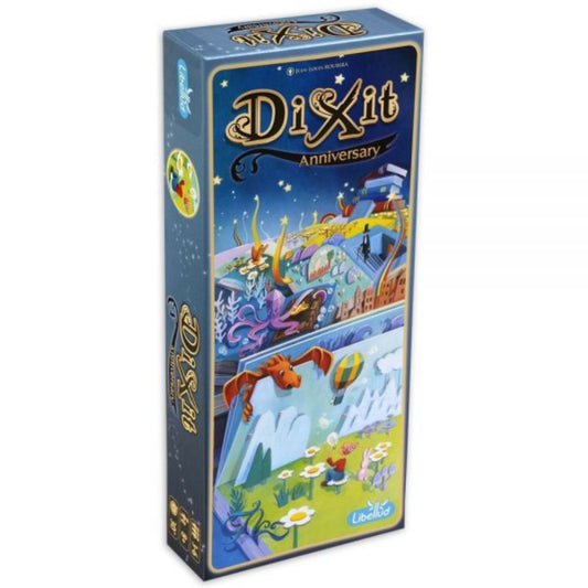 A Dixit Anniversary társasjáték doboza, amely mellett egy pakli játékkártya és néhány színes, művészi illusztrációval ellátott kártya látható. A doboz kék színű, mesebeli jelenetekkel díszített borítóján varázslatos világok, például egy repülő sárkány és egy léggömb jelenik meg. A kártyák változatos, részletgazdag grafikái a játék kreatív és fantáziadús jellegét tükrözik.