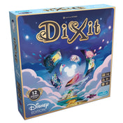 A Dixit: Disney Edition társasjáték doboza, amely egy varázslatos, mesés hangulatot árasztó illusztrációval díszített. A dobozon a Disney karakterek világát idéző képek lebegnek egy Mickey egér sziluettjét formáló fényforrás körül, kék és lila felhős háttérrel. A dobozon szerepel a játék neve, a játékosok száma (3–6), az ajánlott életkor (8+), valamint a játékidő (30 perc).